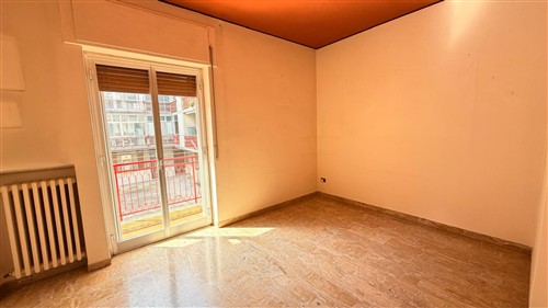 Zona Semi-Centrale, Appartamento di 4 Vani Oltre Accessori, Vano Deposito e Box Auto.